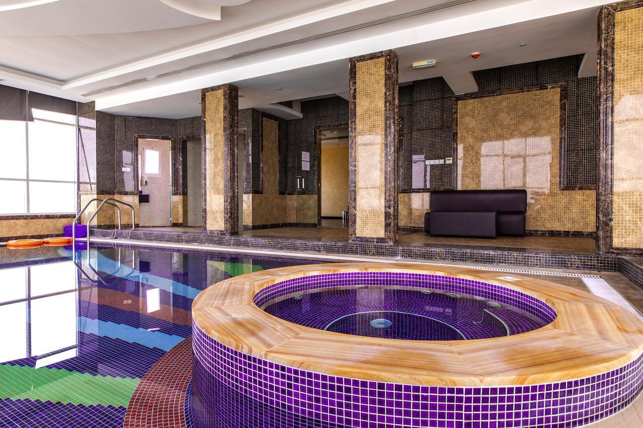 Фото крытого бассейна в Royal Beach Hotel & Resort