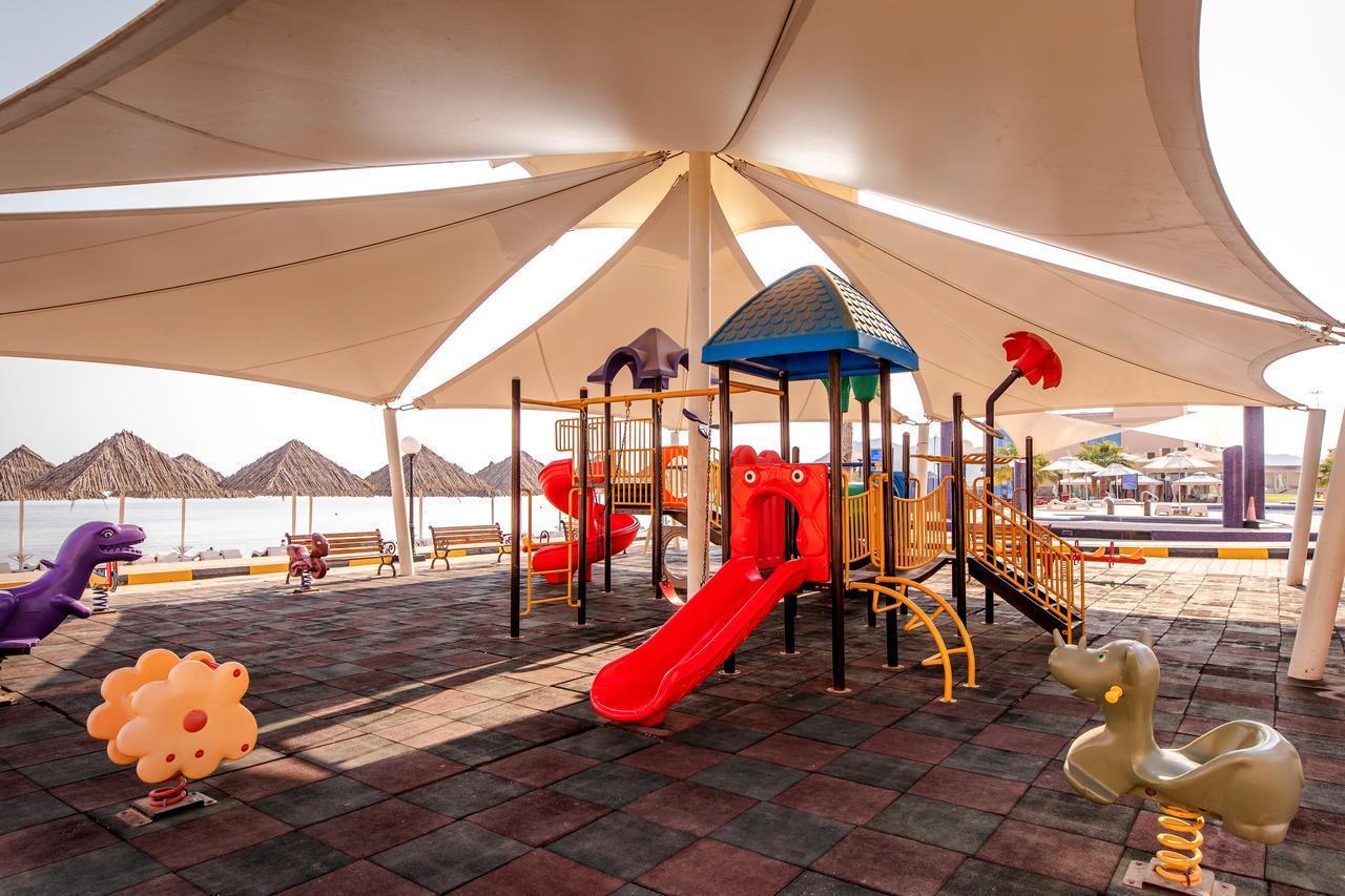 Фото детской площадки в Royal Beach Hotel & Resort