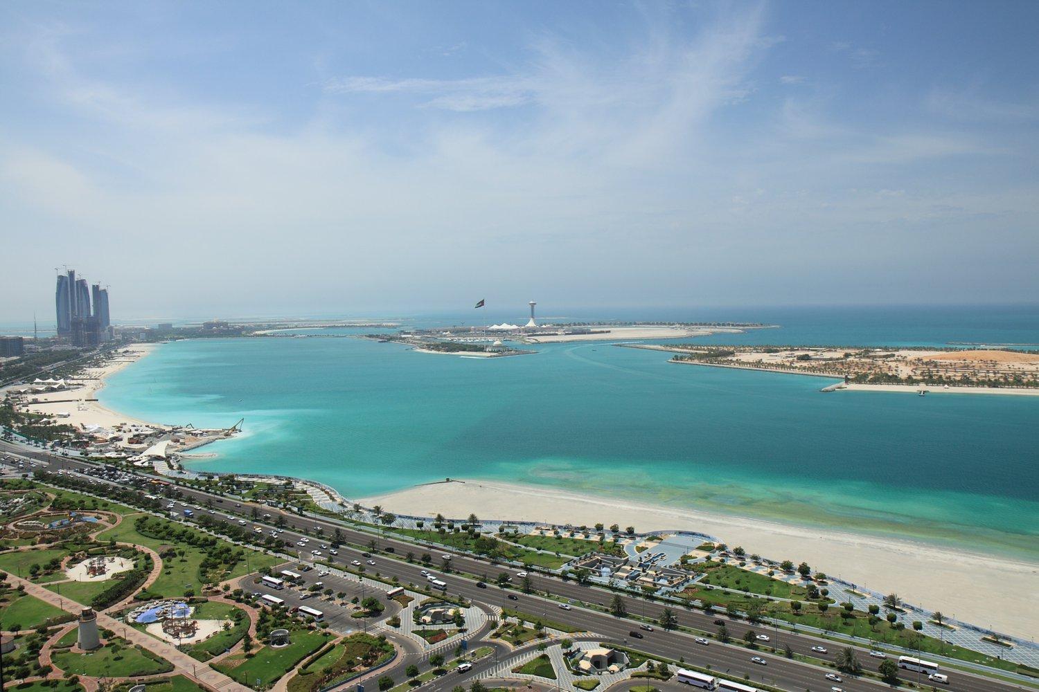 В каких эмиратах лучше отдыхать. Пляж Корниш Абу-Даби. Пляжи Абу Даби Corniche. Абу-Даби пляж Корниш 2022. Умм Эль Кувейн ОАЭ.