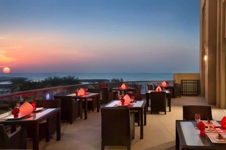 Описание 5* отеля Bahi Ajman Palace Hotel 🏨 в Аджмане 🌞