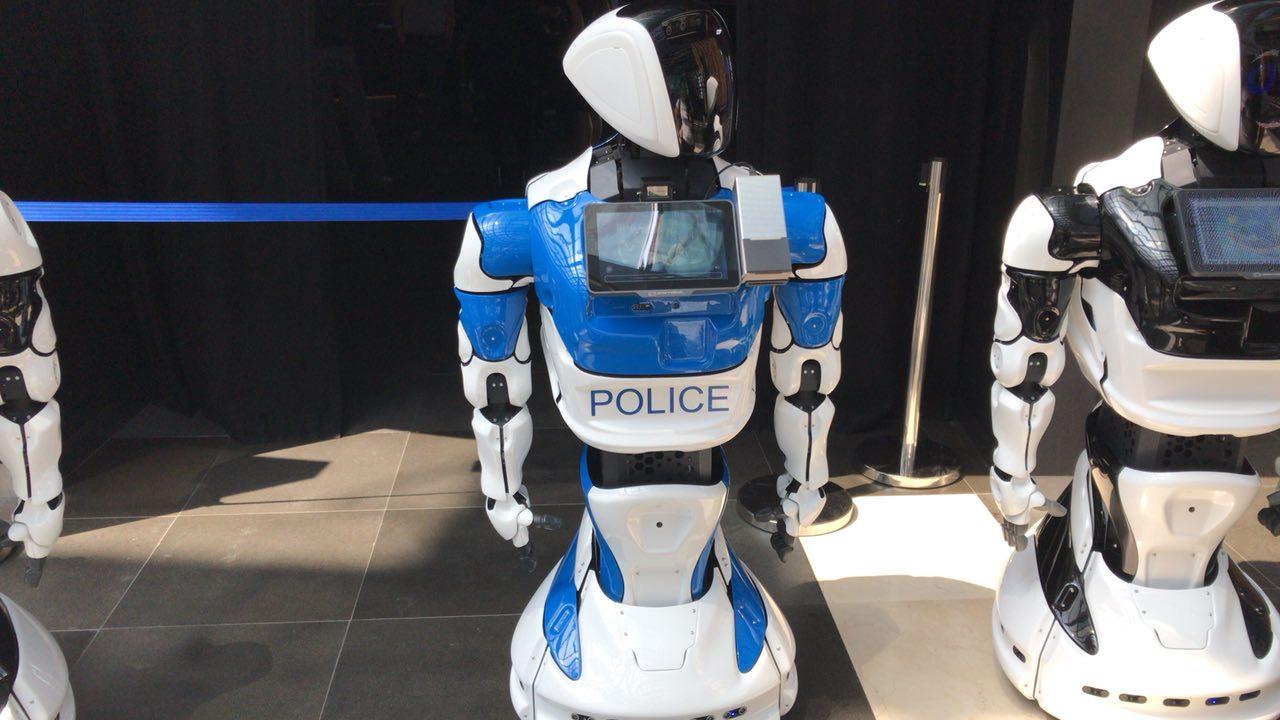 Роботы для обеспечения безопасности. Робот Promobot. Полицейский робот. Робот милиция. Робот патрульный.