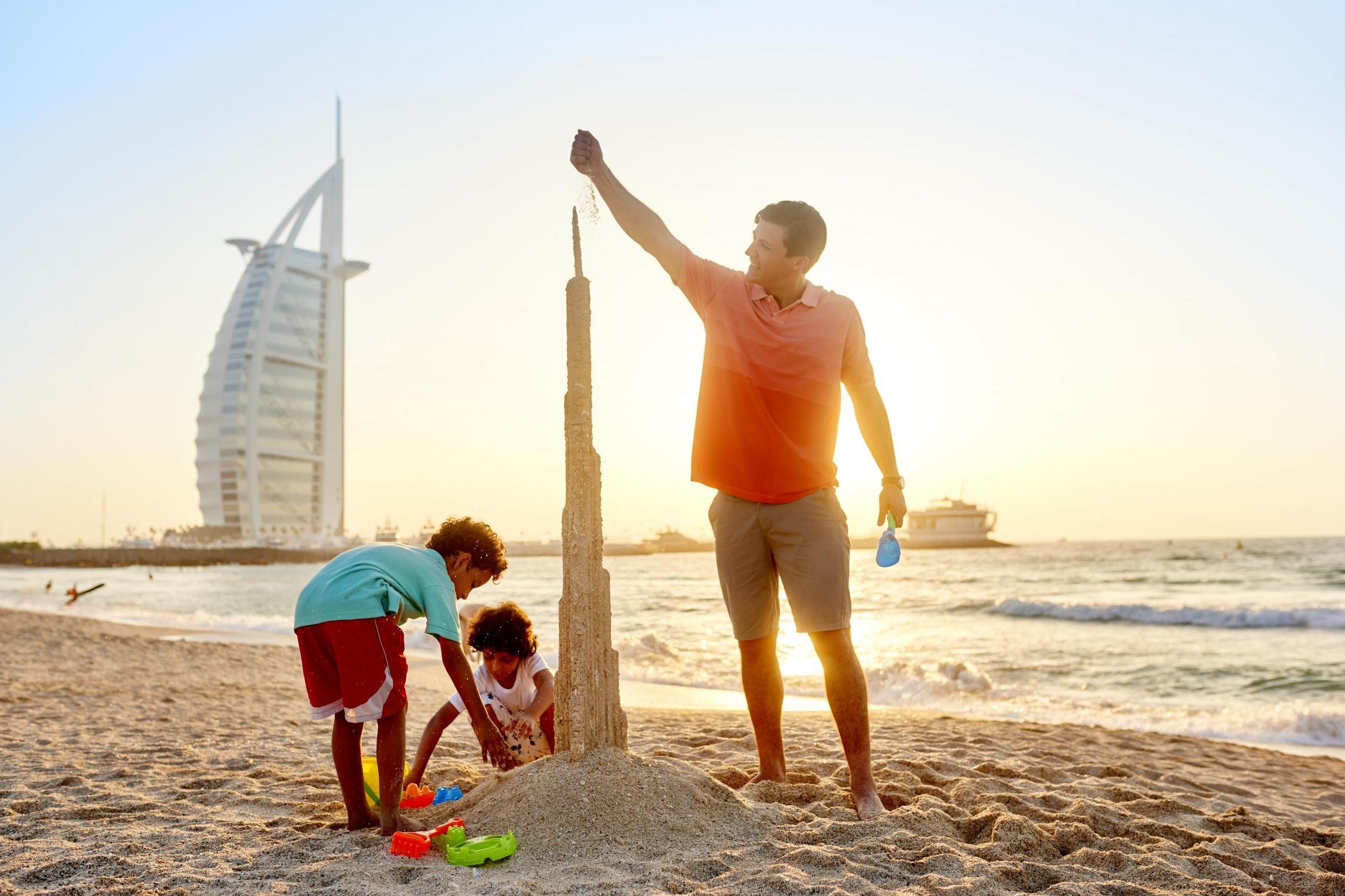 Куда поехать с ребенком на море 2024. Дубай дети. Семья в Дубае. ОАЭ пляж семья. Путешествие в Дубай с семьей.
