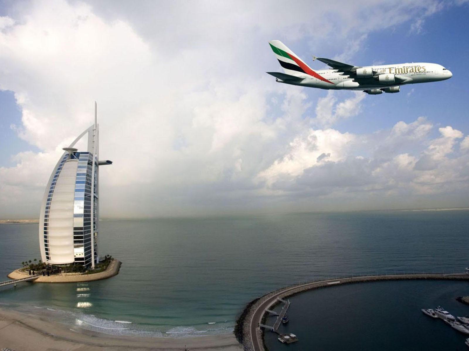 Фото самолета над Дубаем