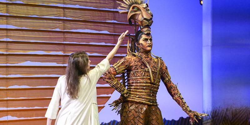 В Абу-Даби стартовали показы красочного костюмированного театрального мюзикла «Король лев»