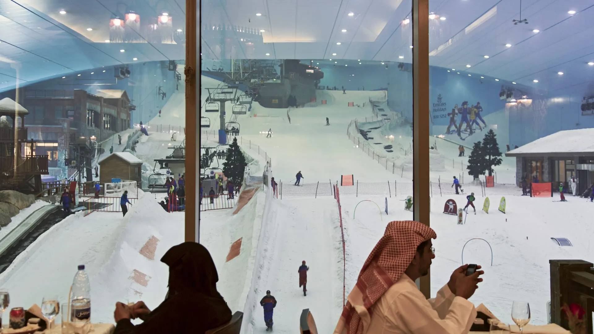 На Ski Dubai можно насладиться катанием на лыжах, сноуборде, ледяных горках и играть в снежные игры в любое время года.