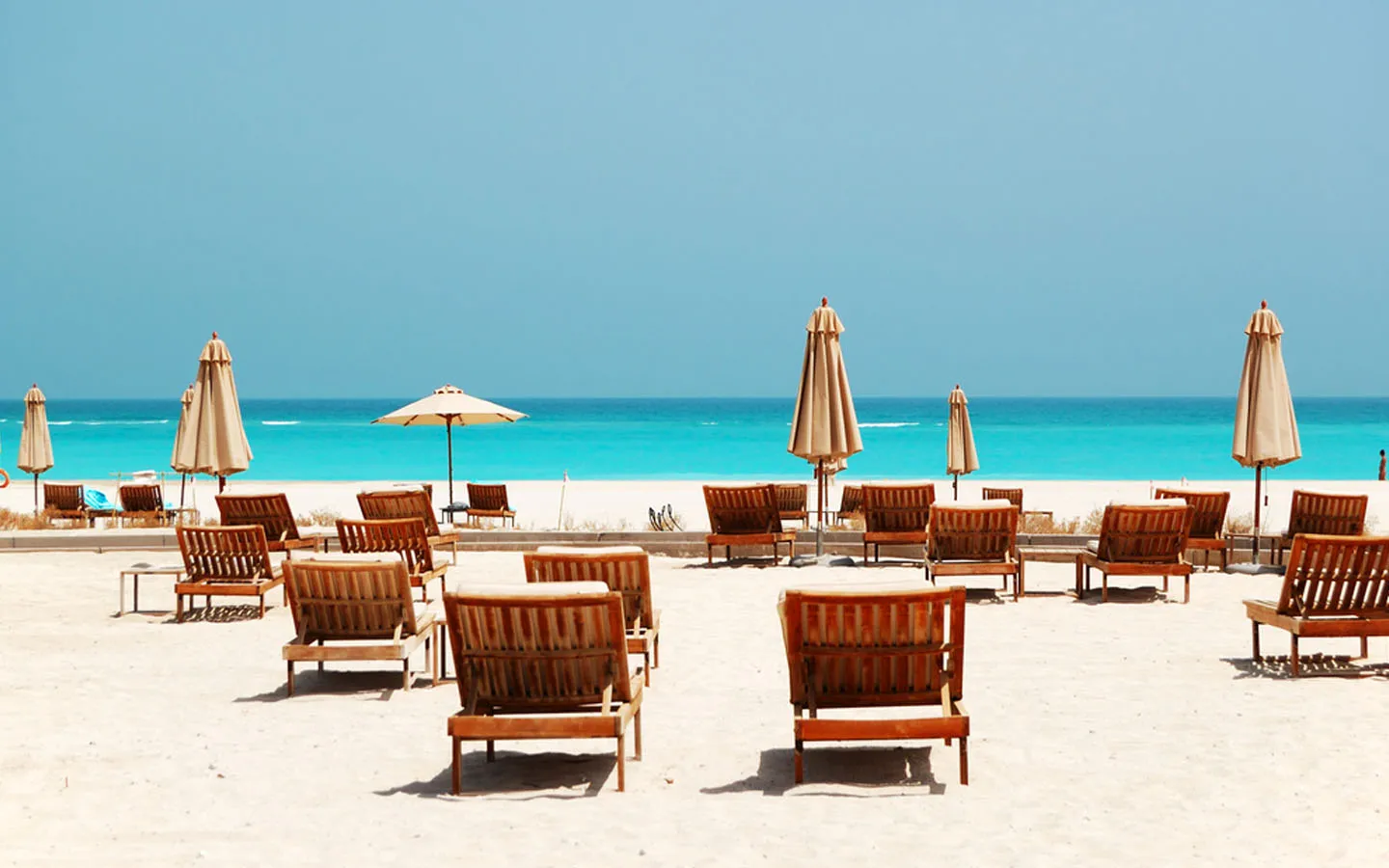 Saadiyat Beach - белоснежный пляж на острове Саадият, в нескольких часах езды от Дубая.