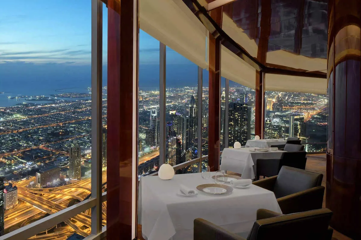 Насладитесь потрясающим видом на Дубай в ресторане и лаунж-баре At.mosphere.