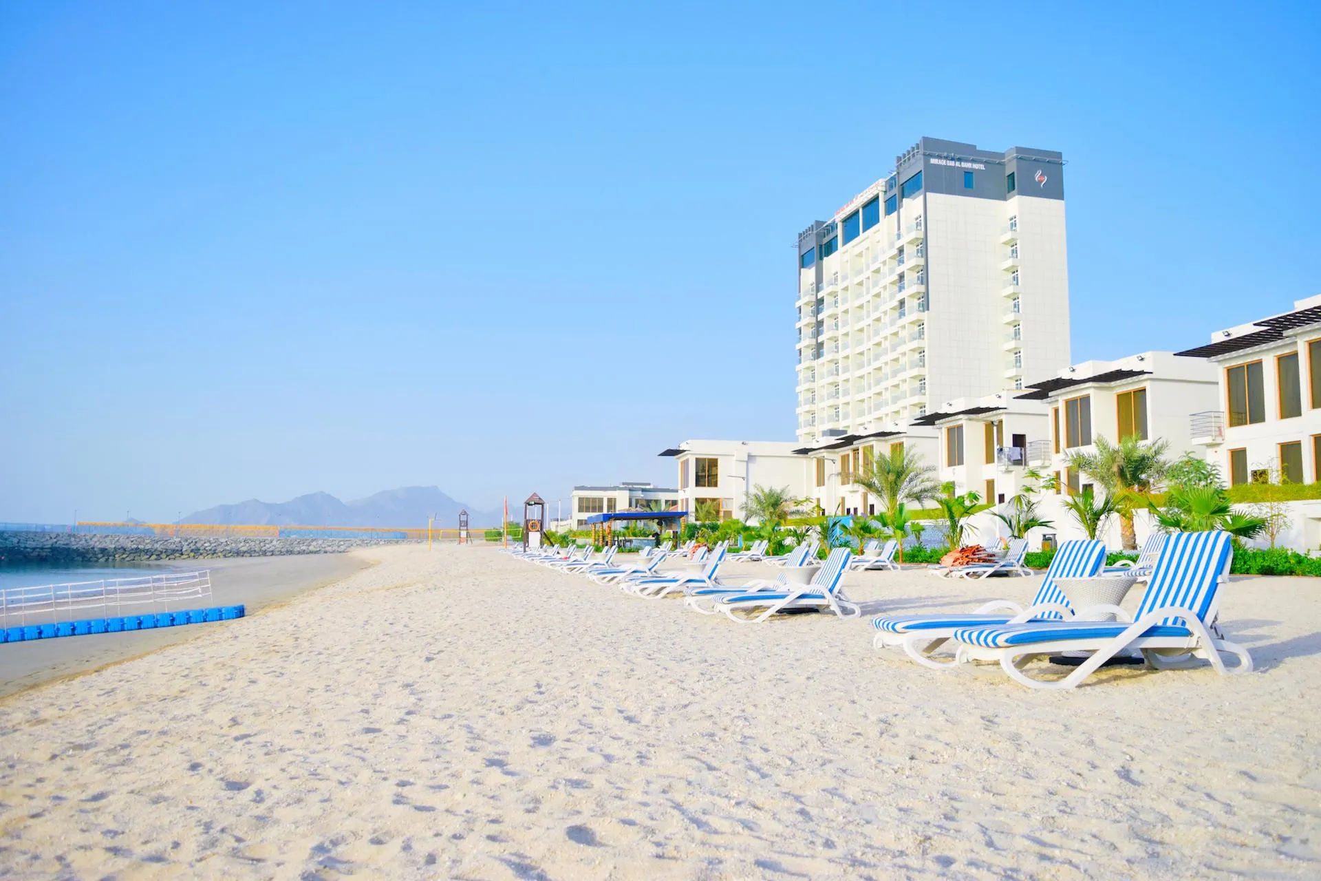 Отправляйтесь на сёрфинг или просто расслабьтесь на пляже Аль Футайси в Дубаи, ОАЭ.