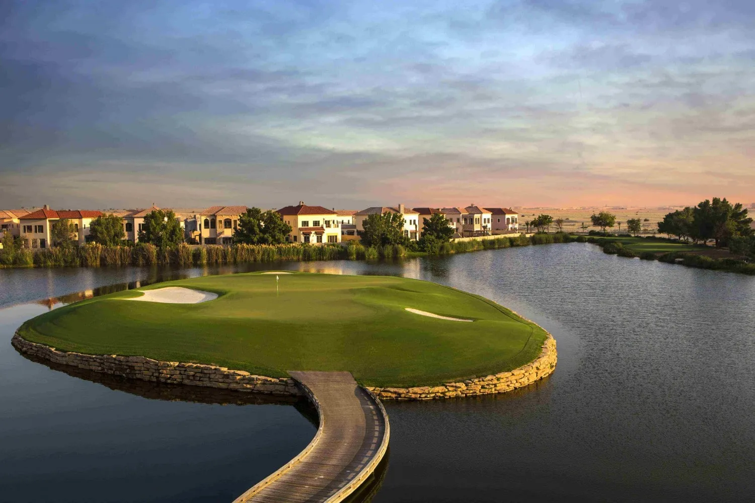 Bluewaters Golf Club - уникальный гольф-клуб, расположенный в сердце Дубая.