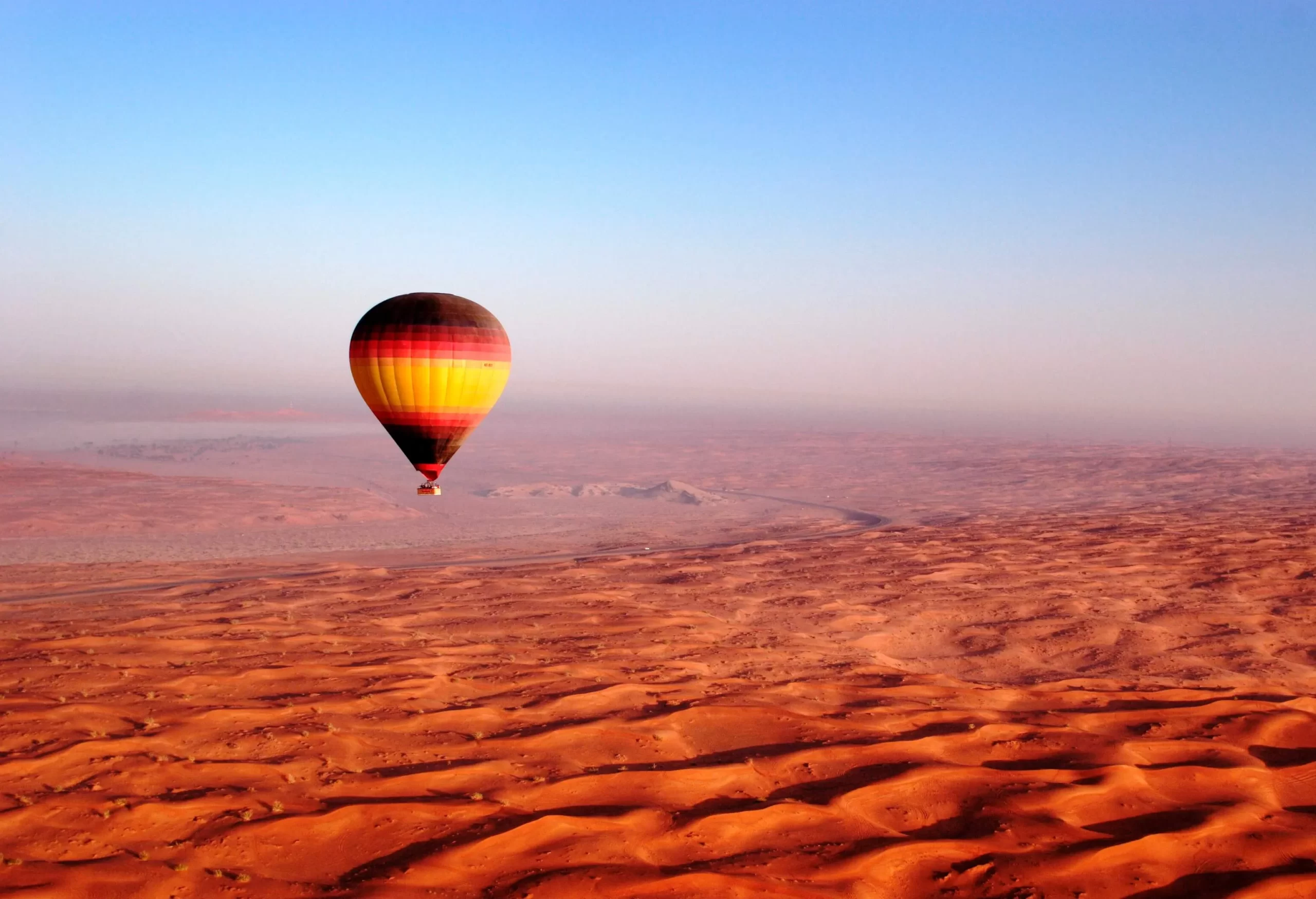 Почувствуйте свободу, погрузившись в атмосферу пустыни и города, полетев на воздушном шаре в Дубае.