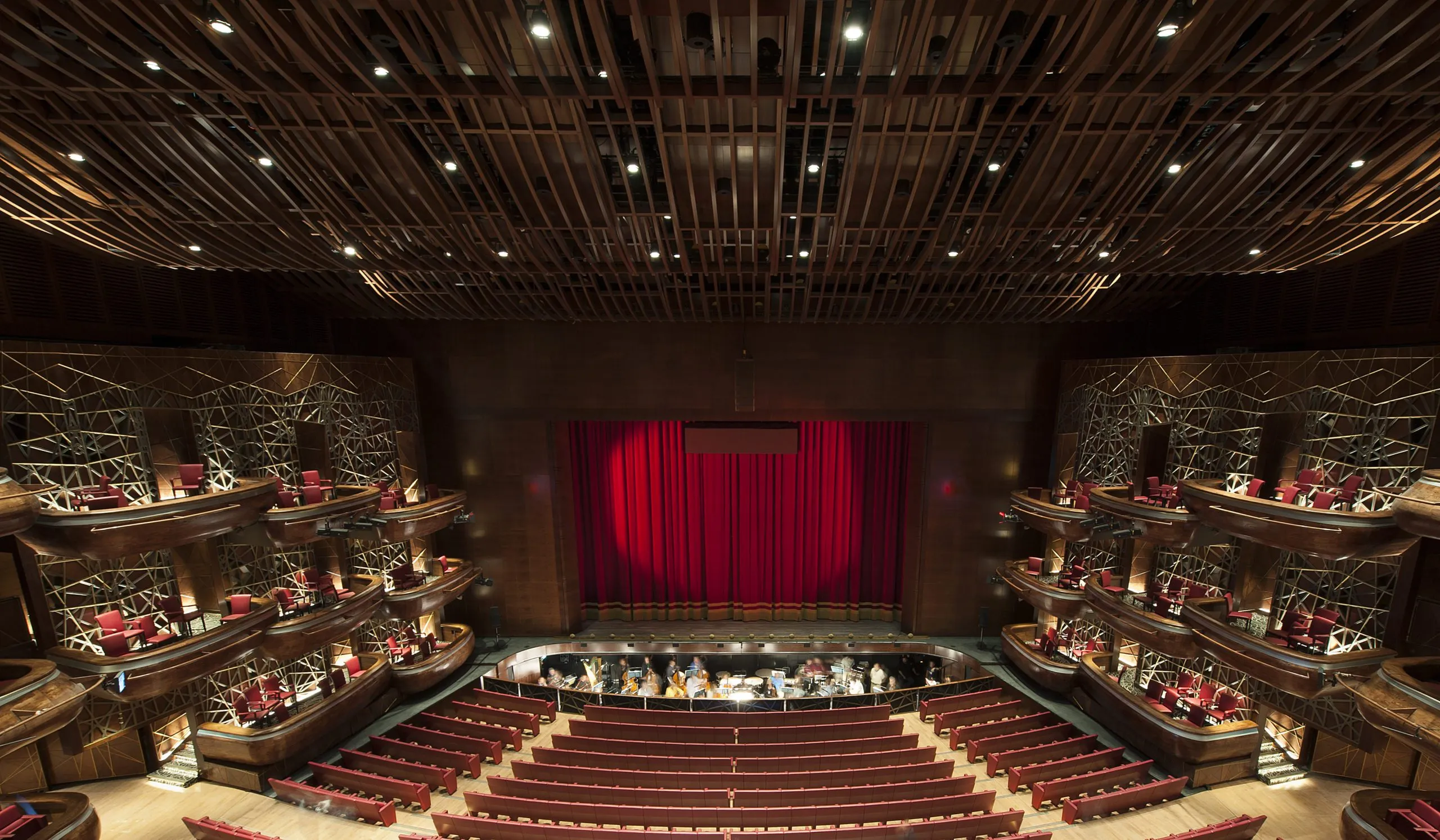 Опера в Дубае – невероятное сочетание архитектурного шедевра и музыкальной экспертизы, создающее неповторимую атмосферу для любителей оперы и балета.