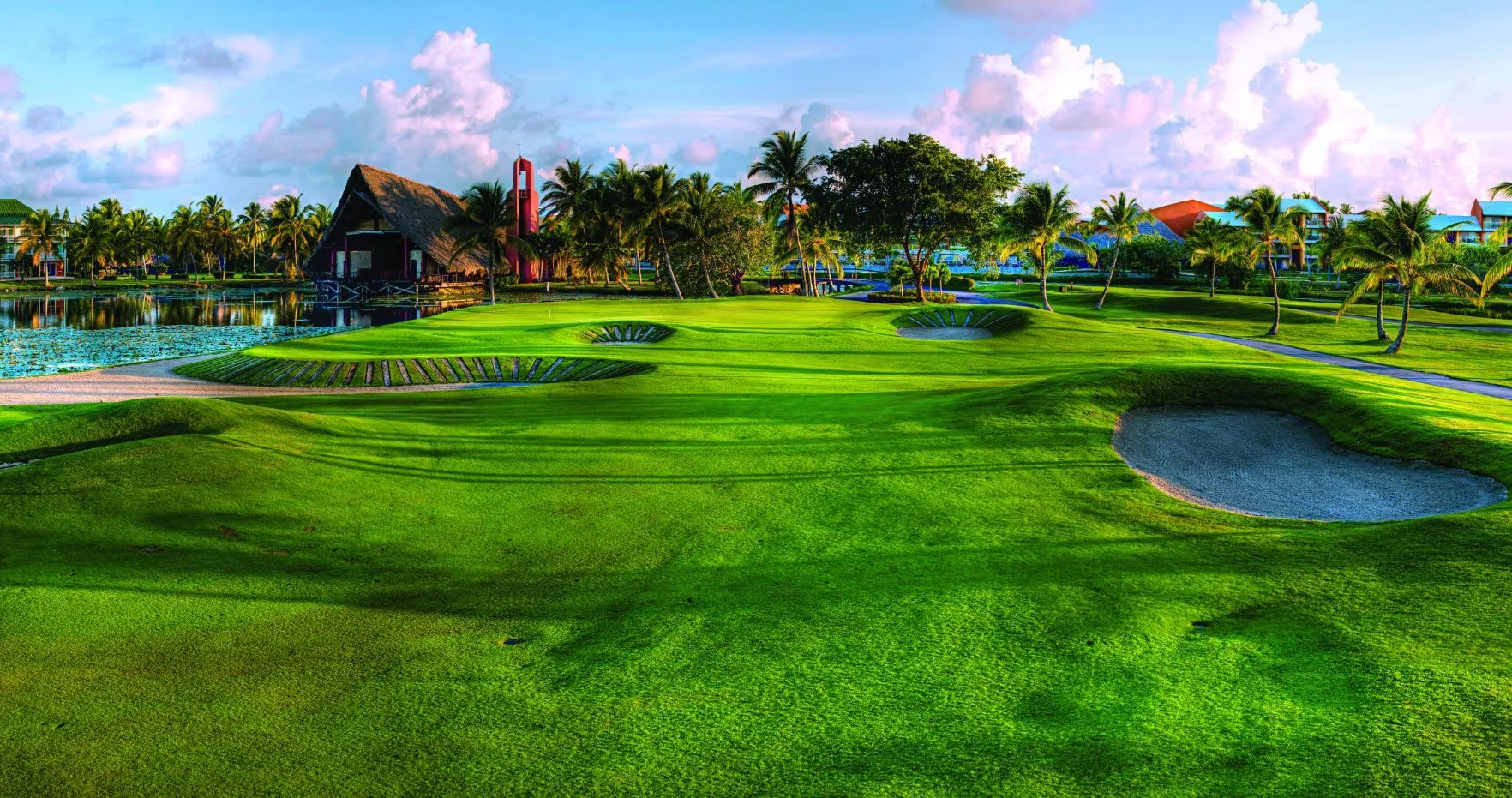 Desert Springs Golf Resort в ОАЭ - место, где можно насладиться игрой в гольф.