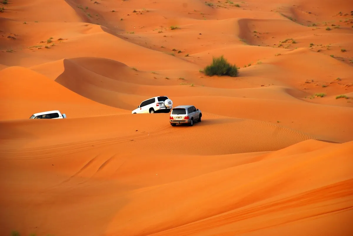 Откройте для себя красоту пустыни в Дубае на увлекательном джип-сафари с профессиональным гидом.