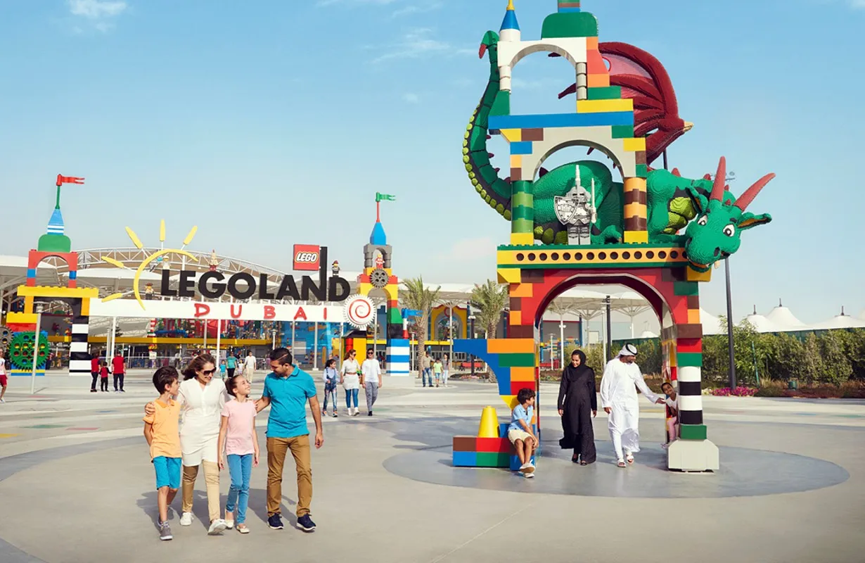 Расположенный в Дубаи, ОАЭ, парк Леголенд предлагает незабываемые впечатления и возможность погрузиться в мир Лего с его множеством ярких кирпичиков и фигурок.