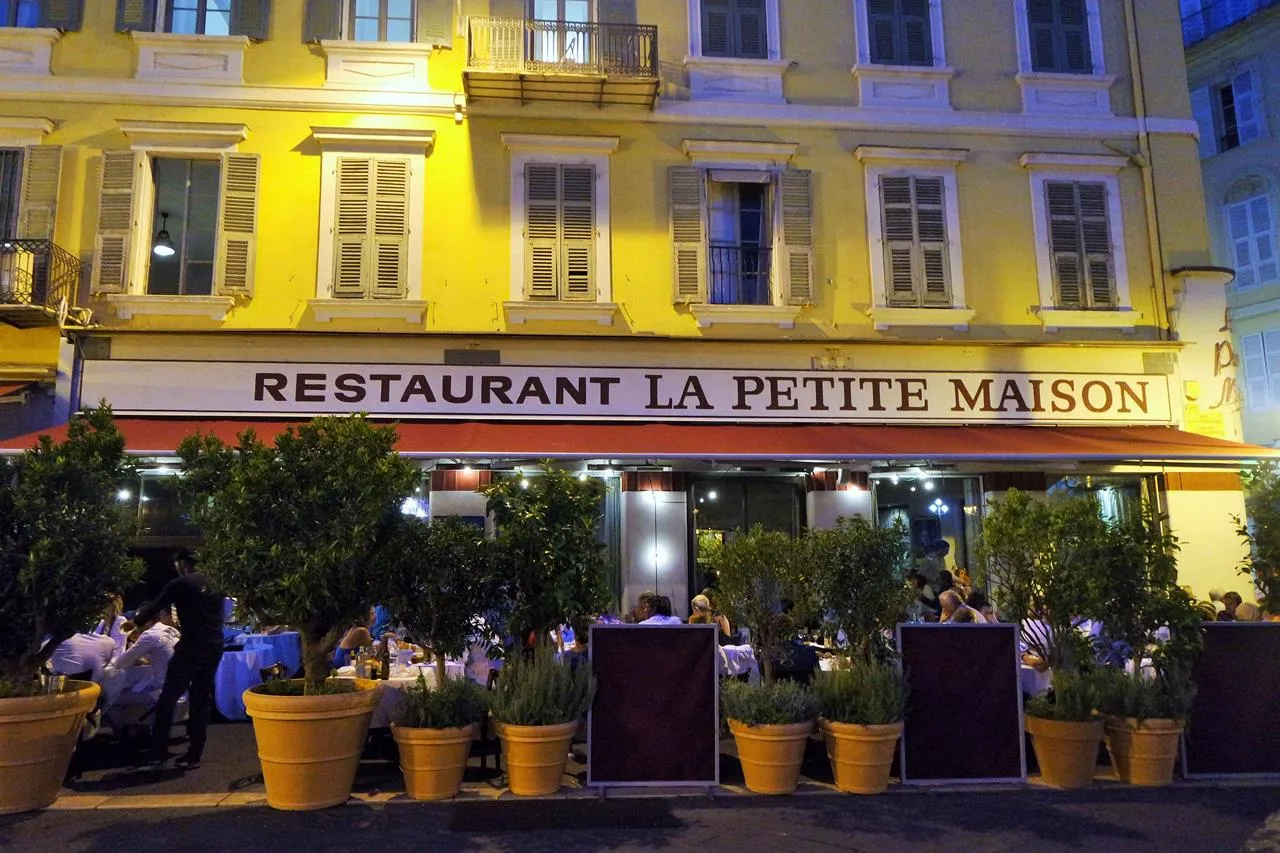 La Petite Maison в ОАЭ - место, где можно насладиться изысканной французской кухней.