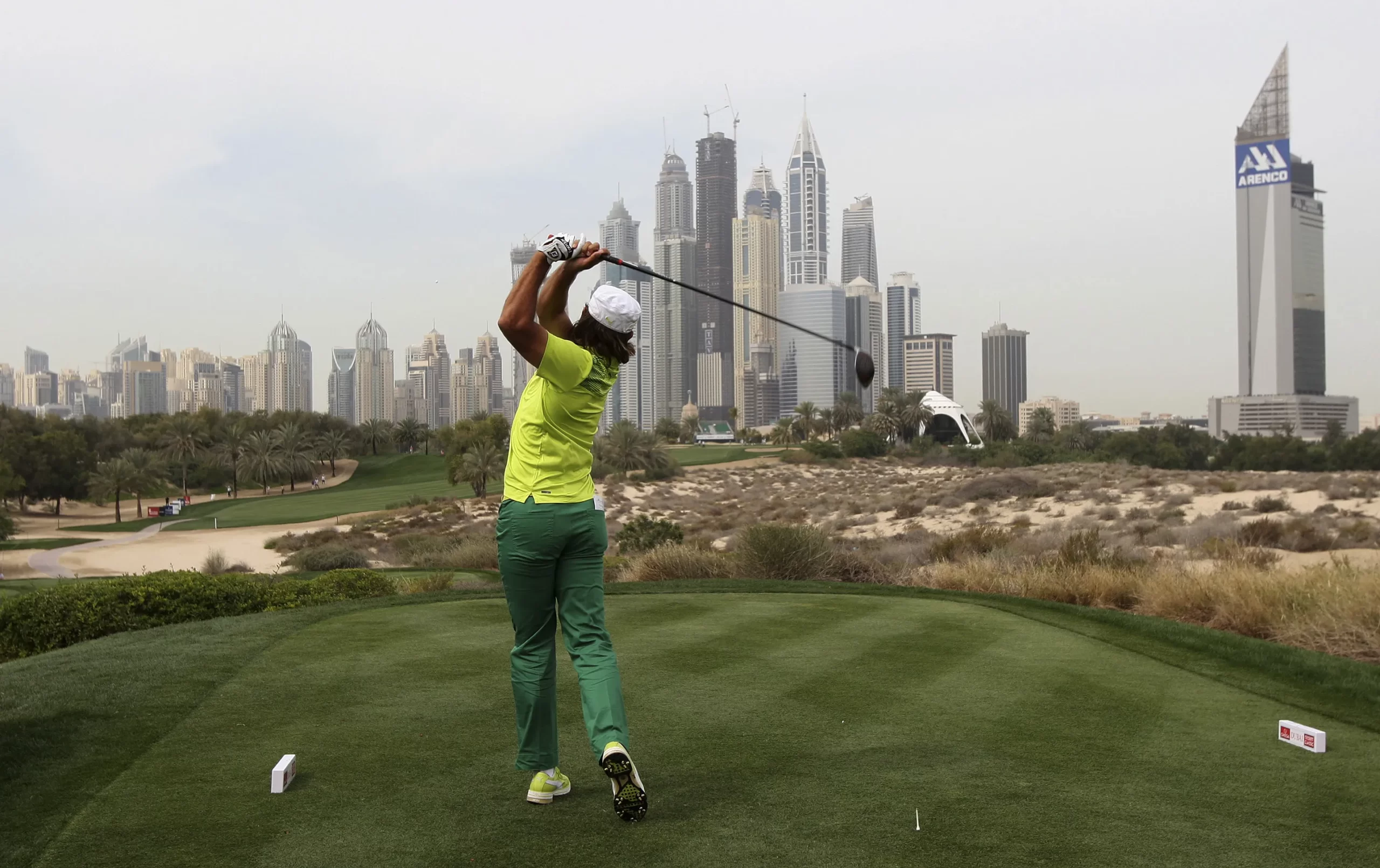 Гольф в Дубае, ОАЭ – это не только спорт, но и отличная возможность насладиться красотой природы.