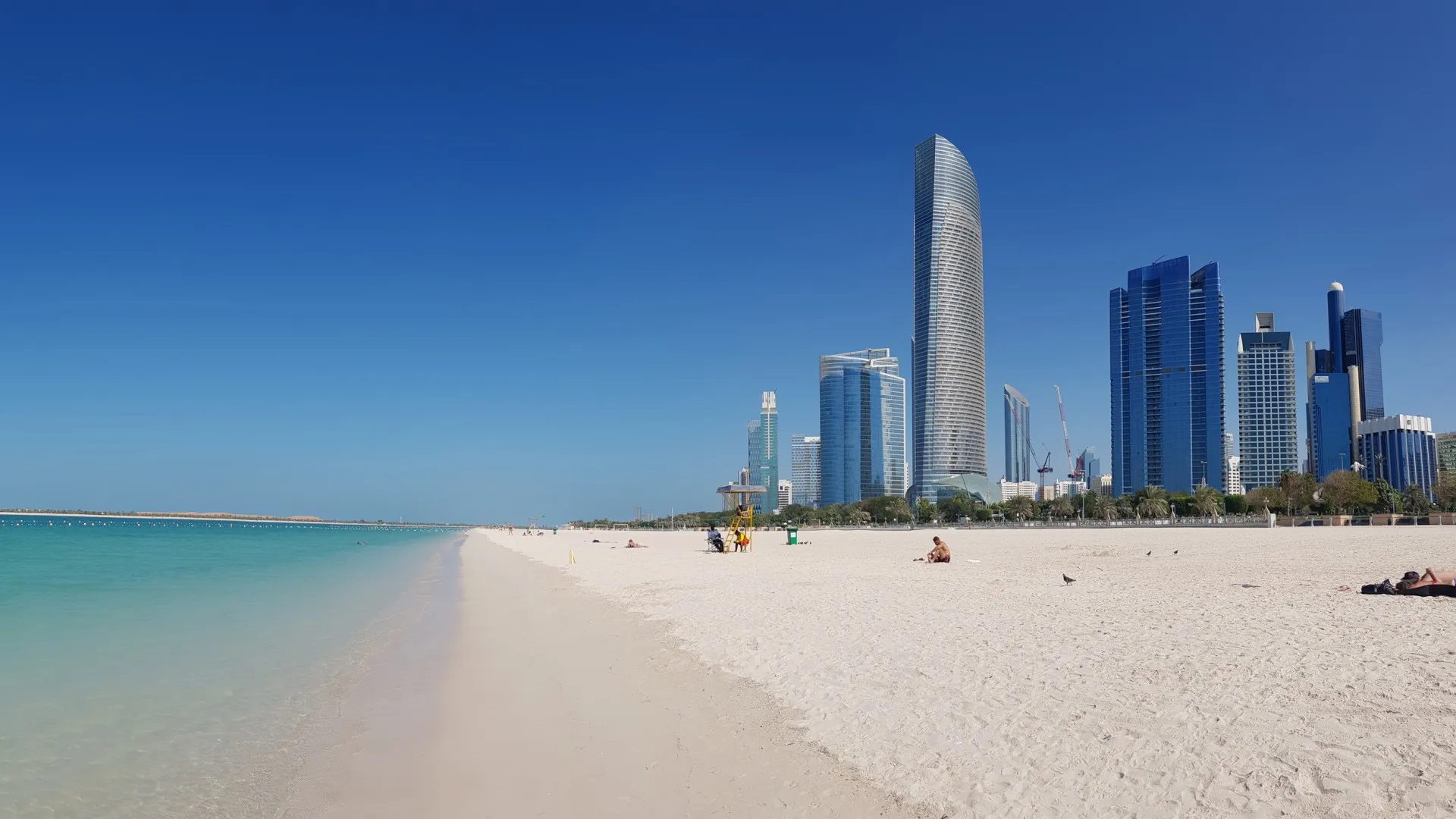 Корниш Бич - красивый пляж в Дубае с видом на небоскребы.