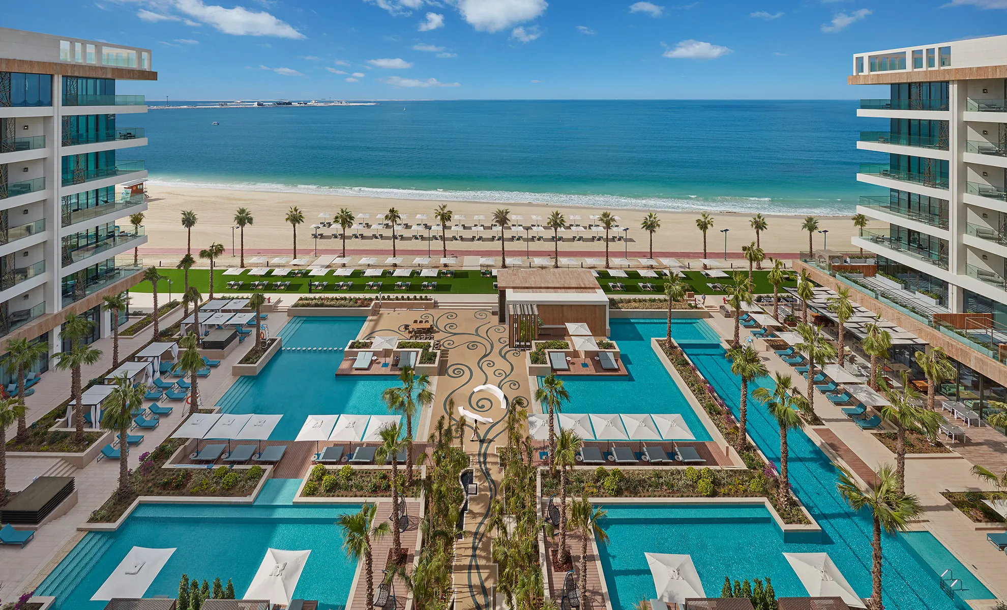 Роскошный отель на пляже Дубая.
