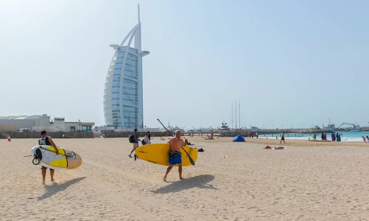 Поблизости от отеля Бурдж Аль Араб находится пляж Джумейра, где вы можете попробовать серфинг на высоких волнах.