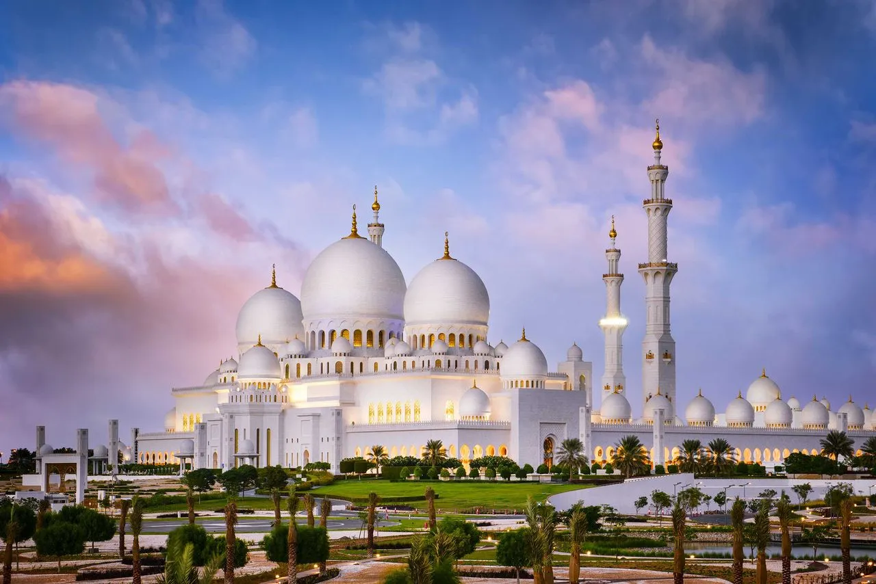 Величественная Гранд Мечеть Шейха Зайда, символ богатства и роскоши в Дубае.