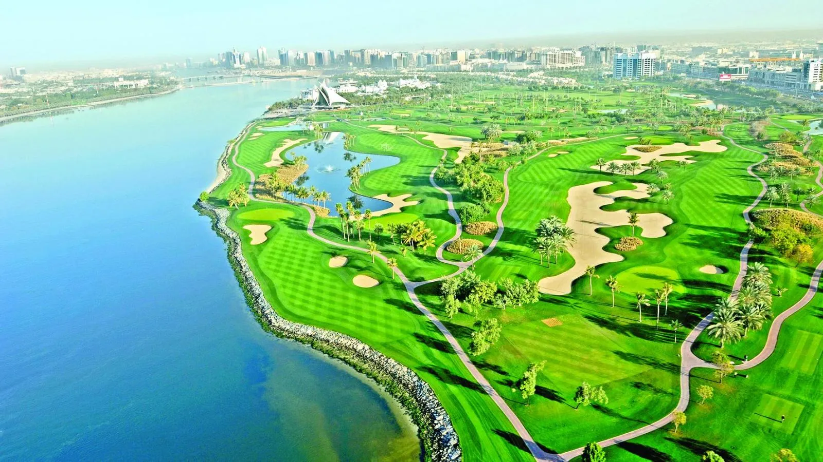 Dubai Creek Golf & Yacht Club - идеальное место для любителей гольфа и яхтинга в ОАЭ.