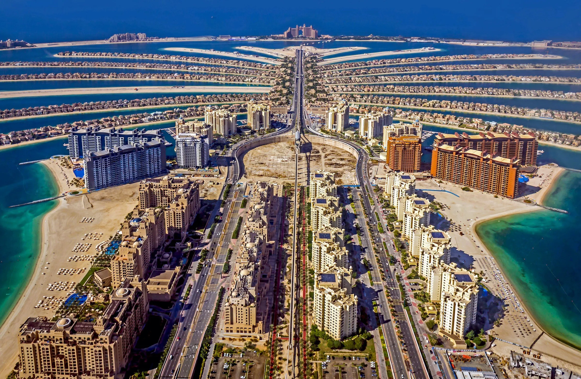 Пальмовый остров - это символ роскоши и изобилия в Дубае, где можно найти эксклюзивные рестораны, магазины и отели.