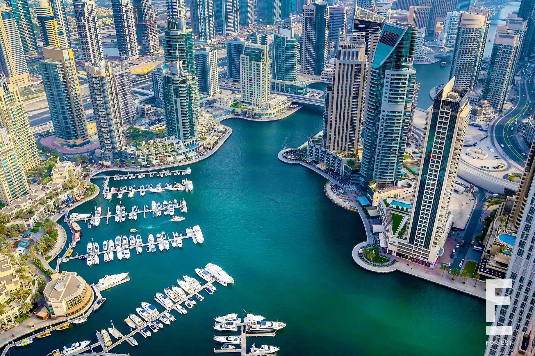 Дубай Марина - отличное место для шопинга, с множеством роскошных торговых центров и бутиков, предлагающих товары от лучших мировых брендов.