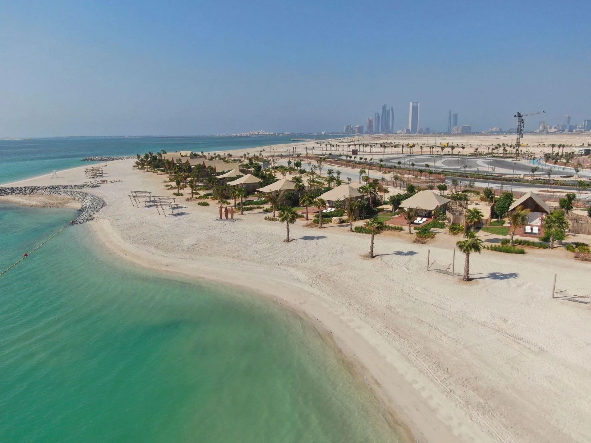 Пляж Al Hudayriat Beach - тихое место для отдыха в Дубае, ОАЭ.