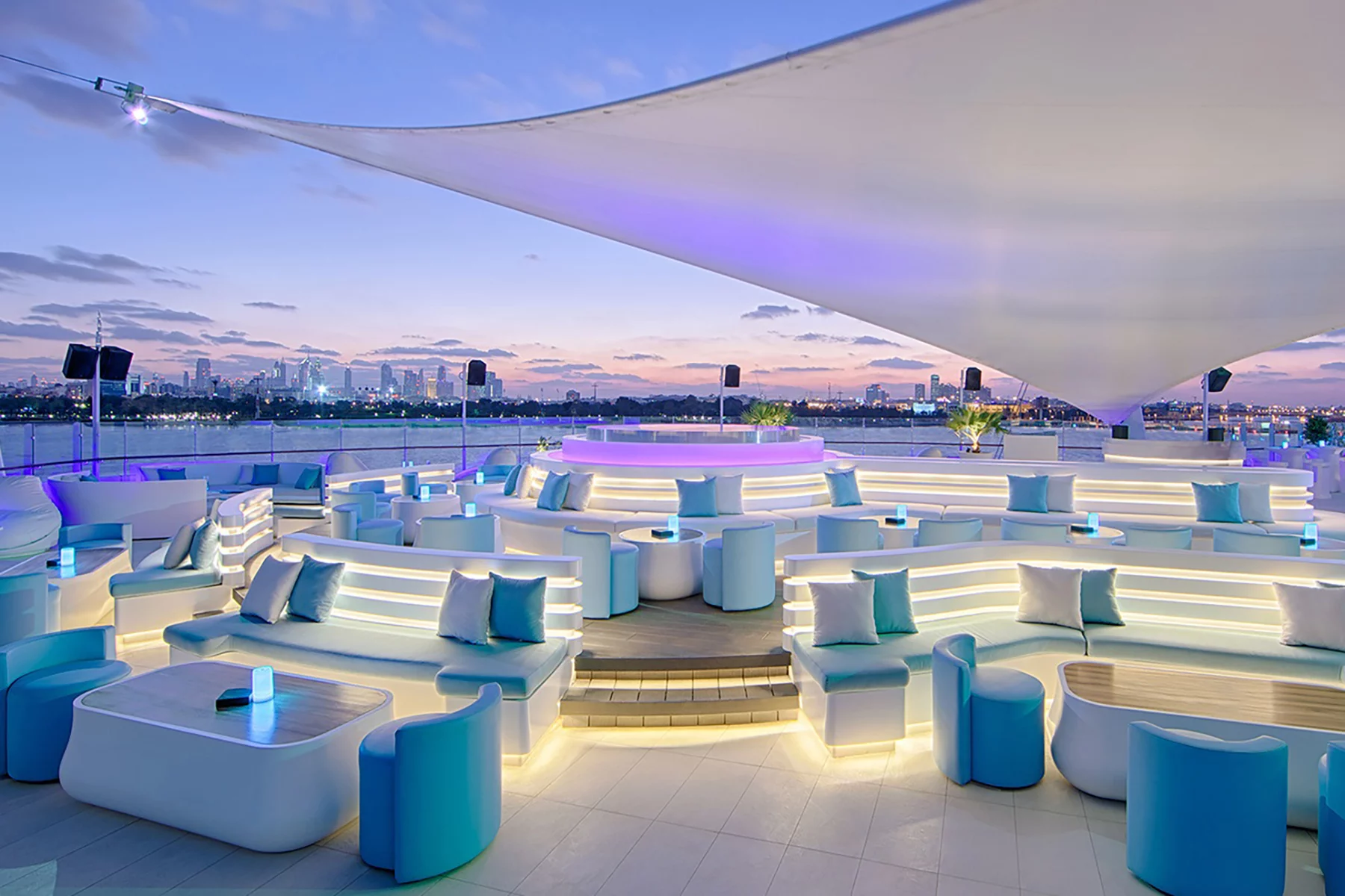 Level 43 Sky Lounge - лучшее место в Дубае для вечернего отдыха.