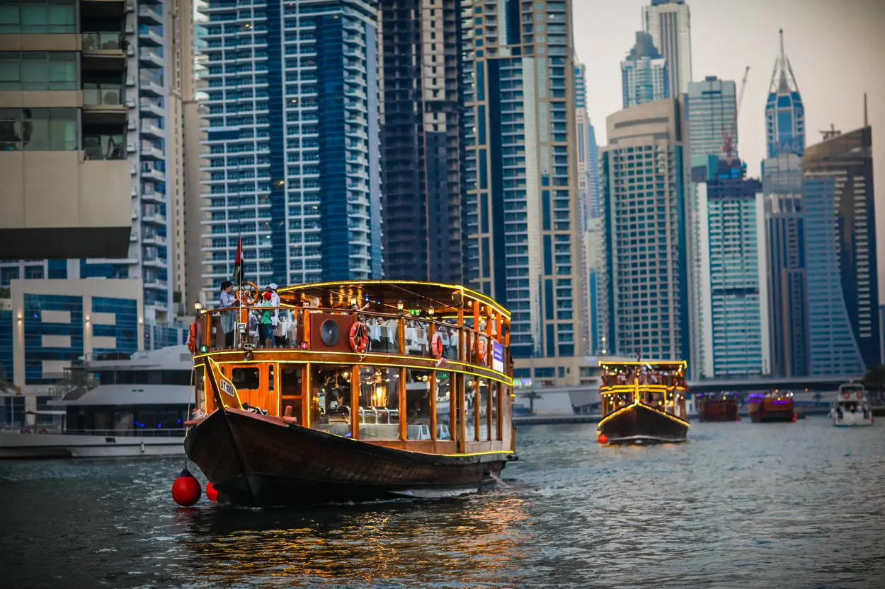 Насладитесь великолепными видами Дубая и исторической части города на катамаране в районе Dubai Creek.