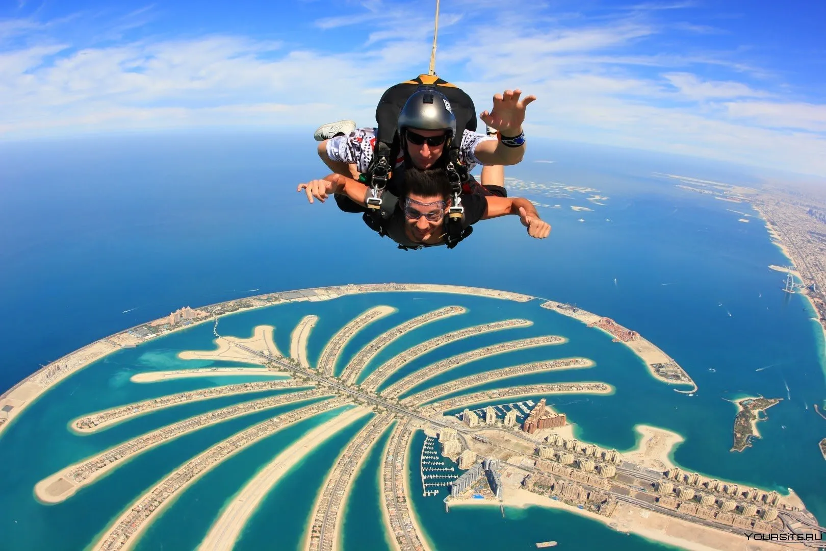 Представьте, вы свободно паритe в воздухе над Дубаем, наслаждаясь потрясающими видами города во время прыжка с парашютом.
