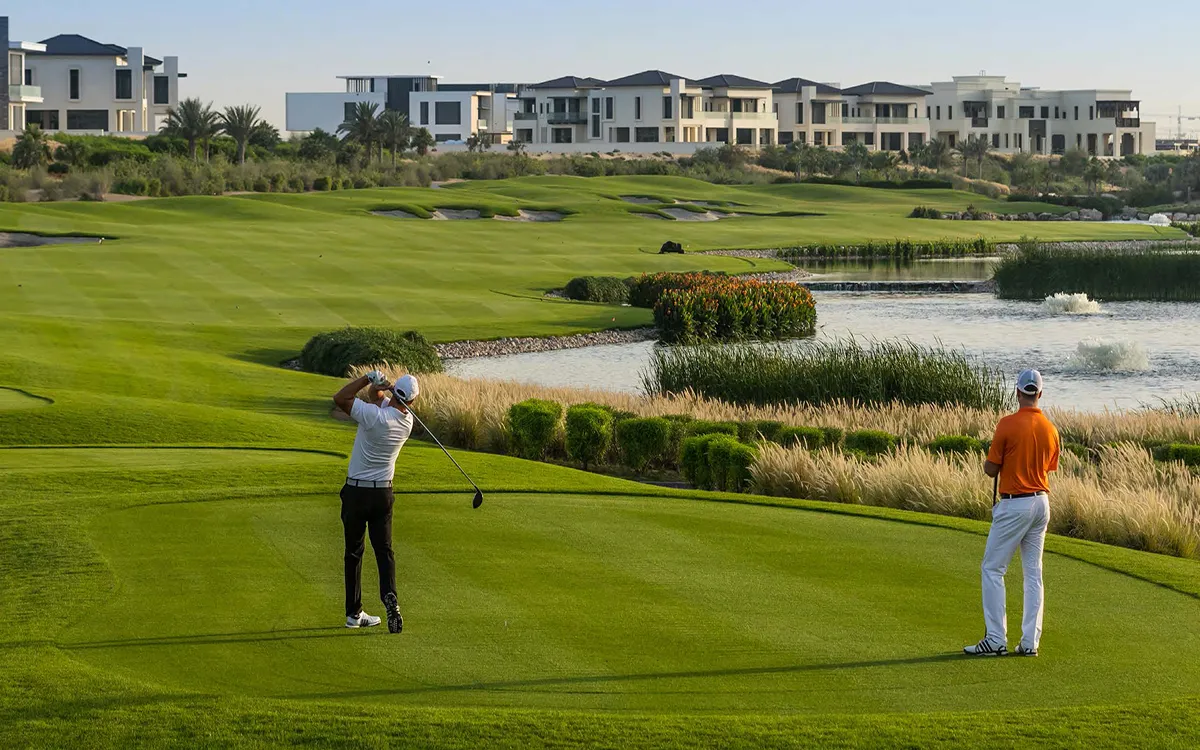 Гольф-клуб Meydan Golf в Дубае - это прекрасное место для игры в гольф в живописной окружающей среде ОАЭ.