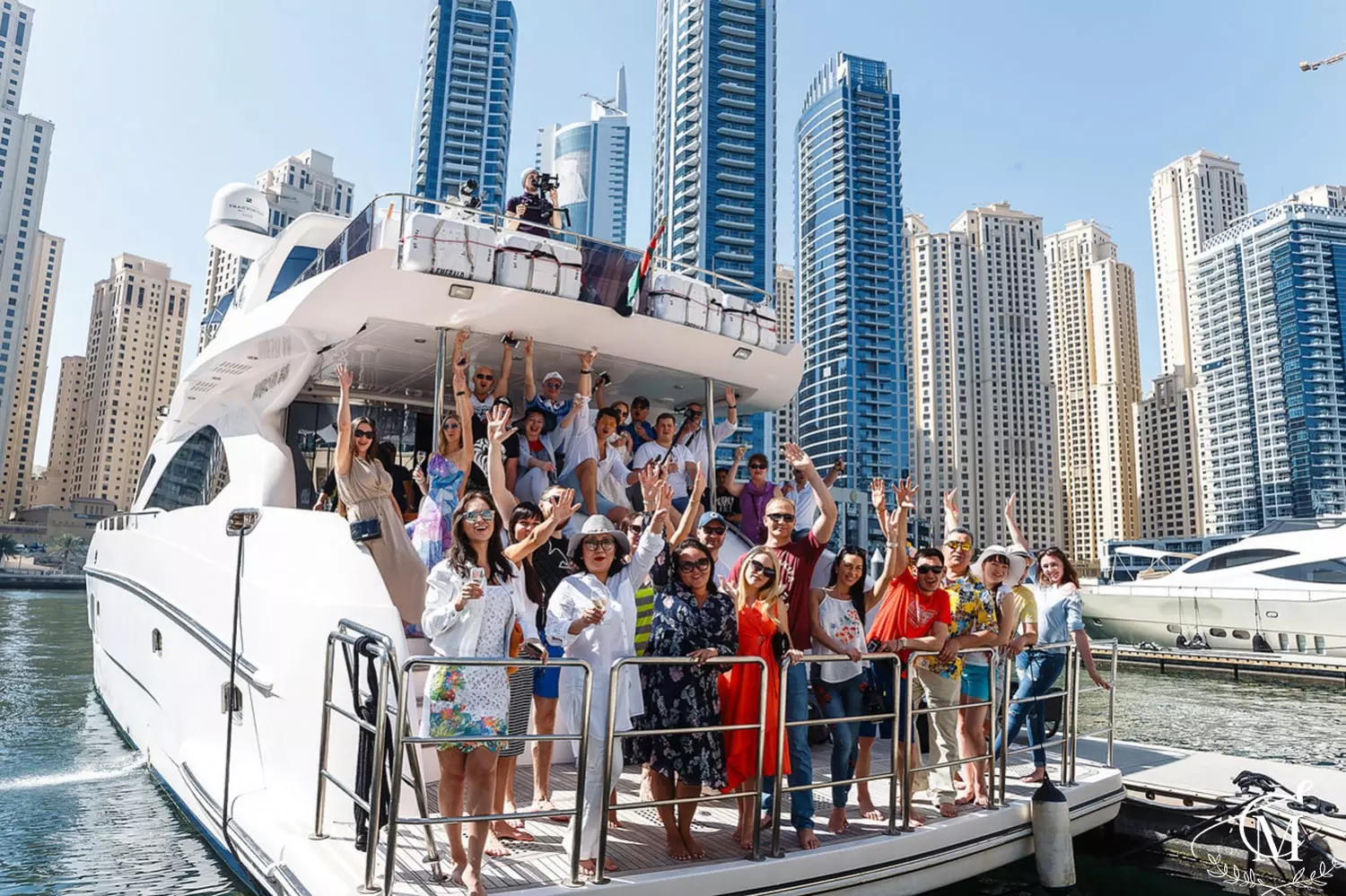 Дубайская компания. Яхта прогулочная Dubai Marina. Яхт пати Дубай.