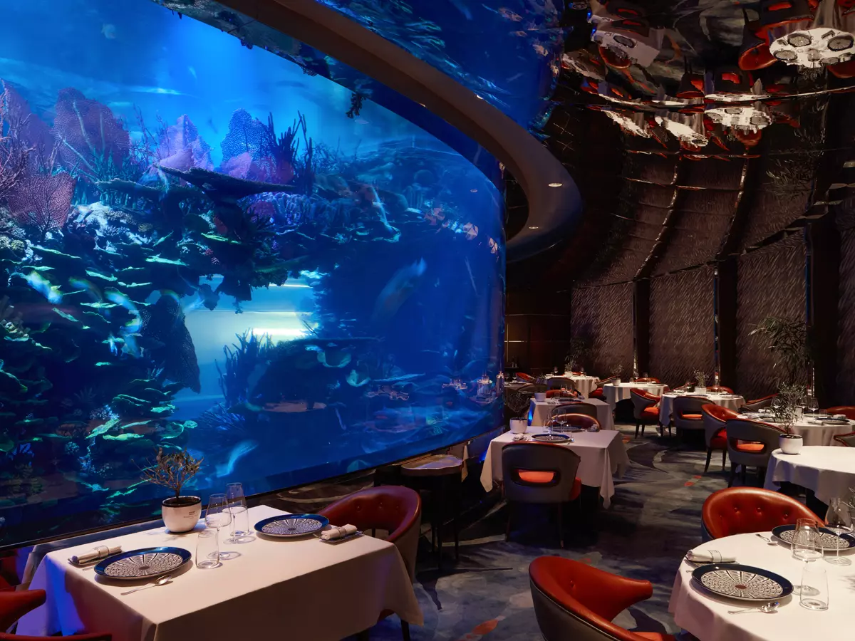 ресторан с подводной атмосферой Дубай