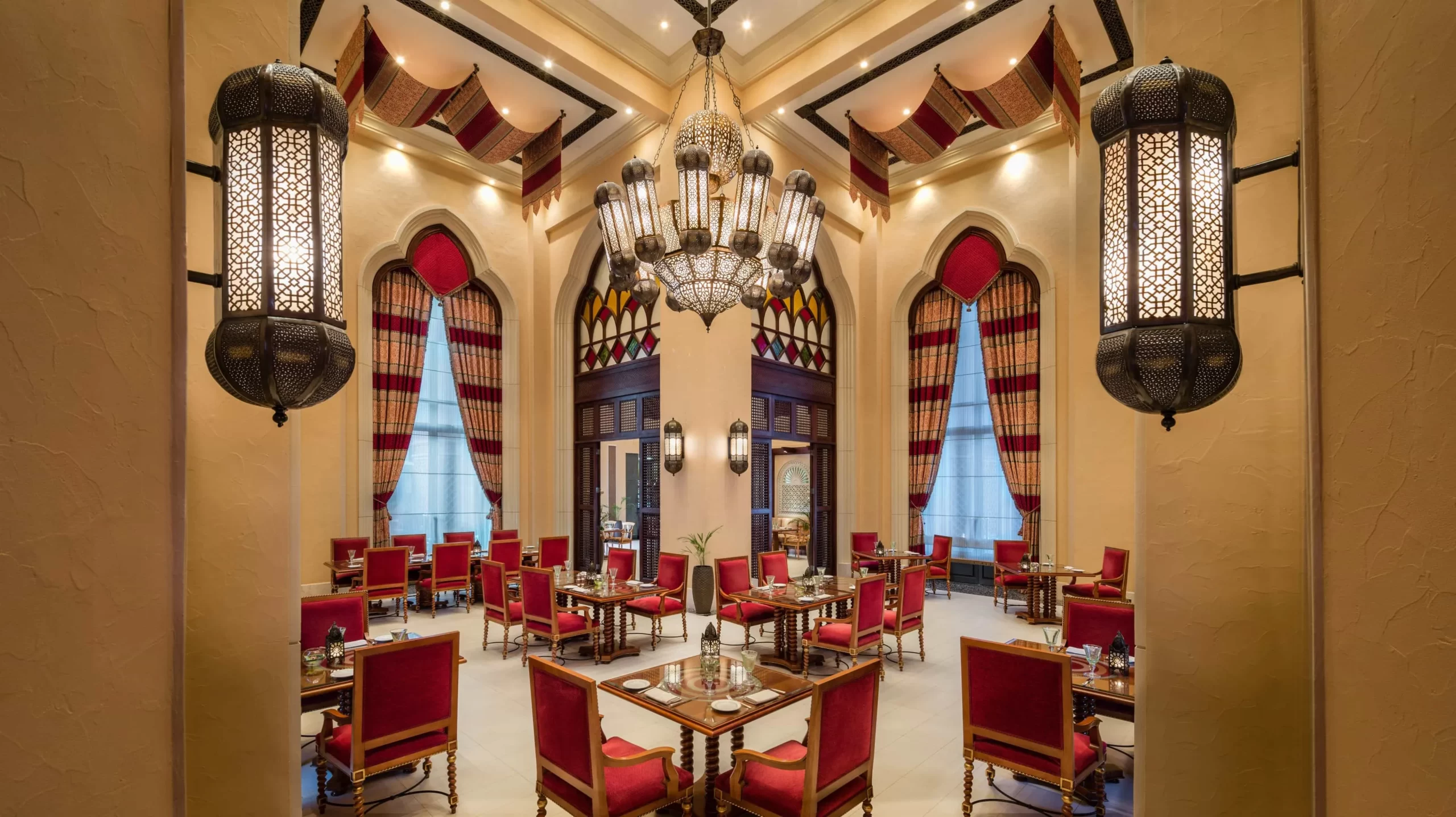 ТОП-10 ресторанов с местной и мировой кухней в Абу-Даби